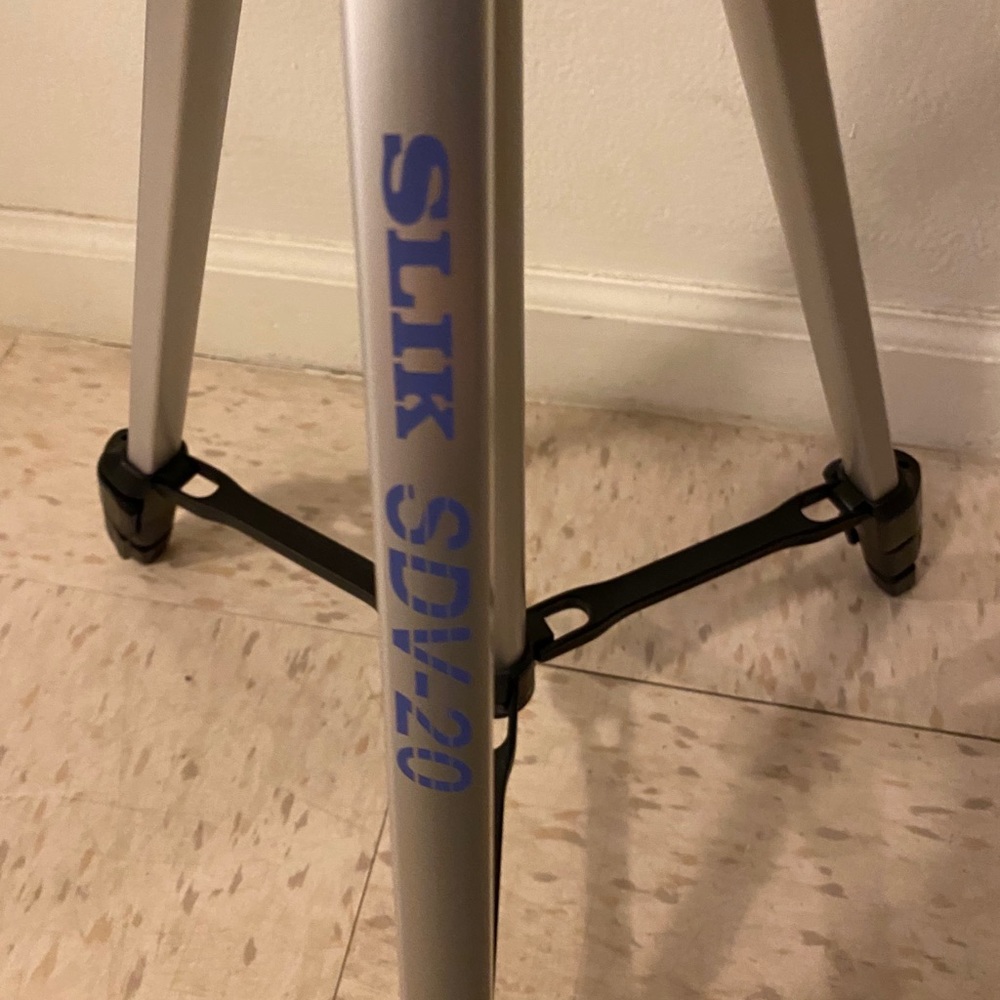 Silk SDV-20 tripod for camera